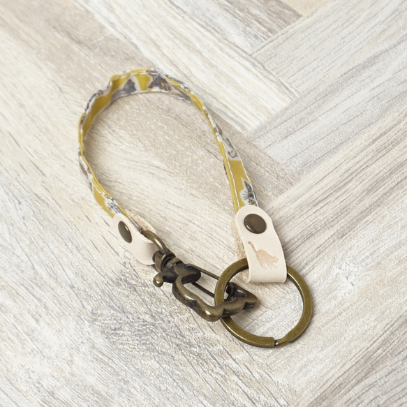 バッグキーホルダー リバティ Willoughby Mews ウィロビー・ミューズ　ダークイエロー 1枚目の画像