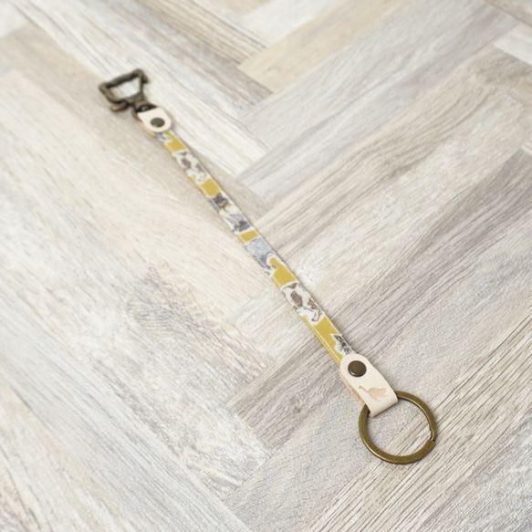 バッグキーホルダー リバティ Willoughby Mews ウィロビー・ミューズ　ダークイエロー 2枚目の画像