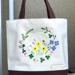 野の花刺繍のトートバック（クローバーと茶色） 1枚目の画像