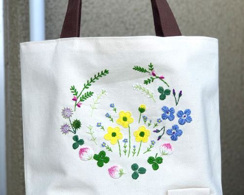 ☆クッキーです☆ 花いっぱいの野原の刺繍 ハンドメイドのトートバッグ 野の花刺繍のトートバック（クローバーと茶色） トートバッグ