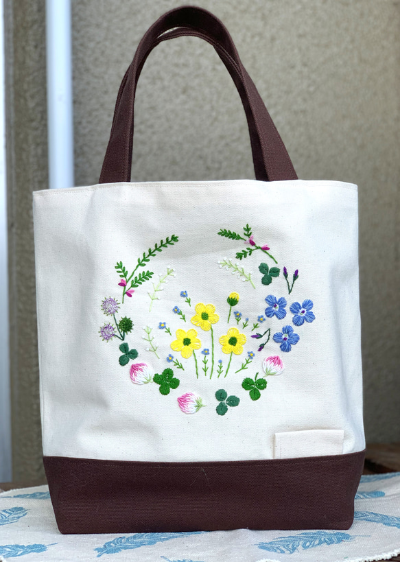 野の花刺繍のトートバック（クローバーと茶色） 1枚目の画像