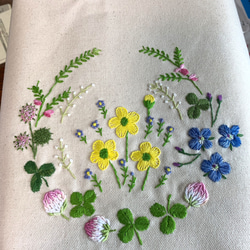 野の花刺繍のトートバック（クローバーと茶色） 4枚目の画像