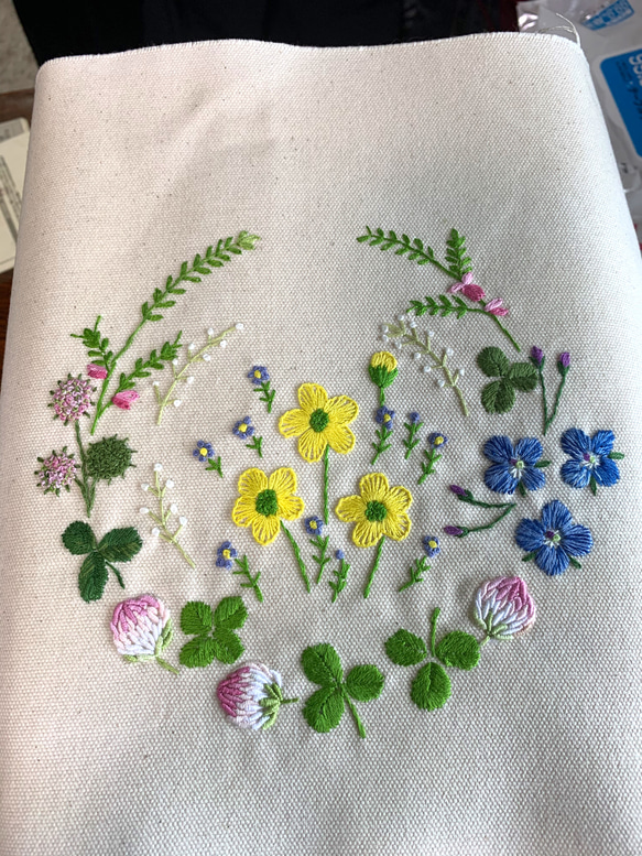 野の花刺繍のトートバック（クローバーと茶色） 4枚目の画像