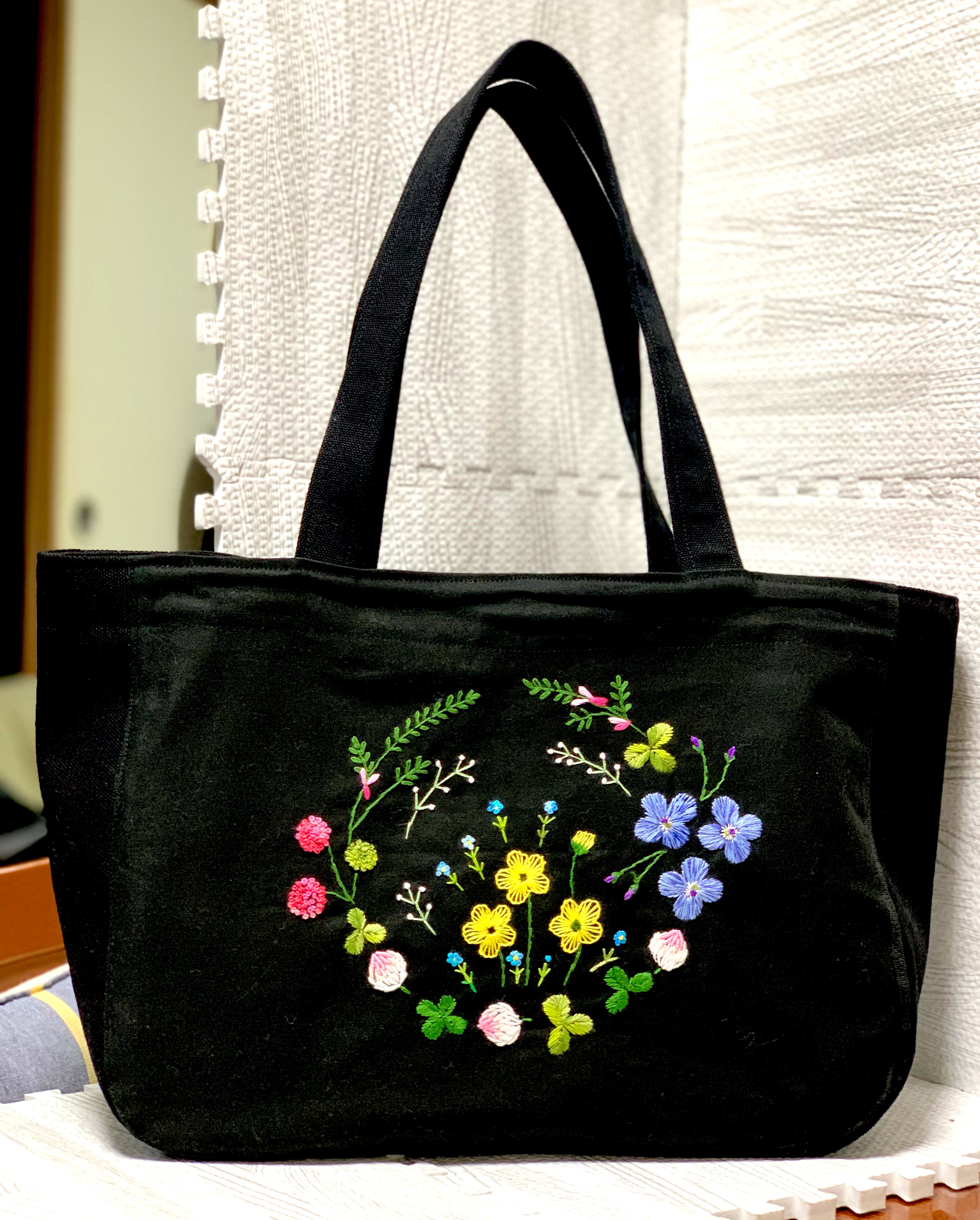 Mojocamar 刺繍付きネイビー手提げバッグ