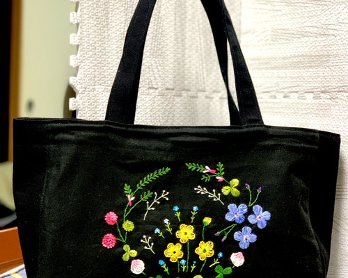 ポケット6個付きの大きなバック（クローバーの刺繍） トート