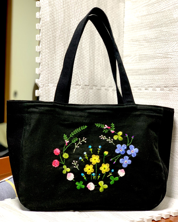 ポケット6個付きの大きなバック（クローバーの刺繍） トート