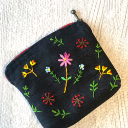 野の花刺繍のミニポーチ（黒） 1枚目の画像