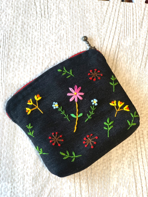 野の花刺繍のミニポーチ（黒） 1枚目の画像