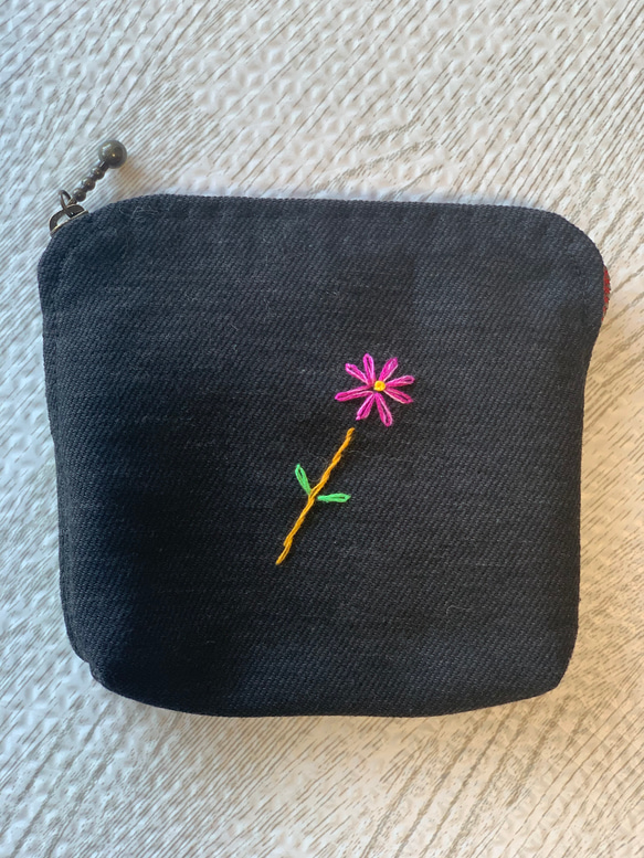 野の花刺繍のミニポーチ（黒） 3枚目の画像