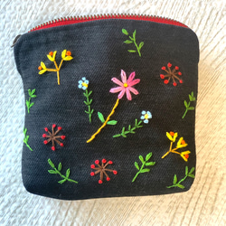 野の花刺繍のミニポーチ（黒） 2枚目の画像