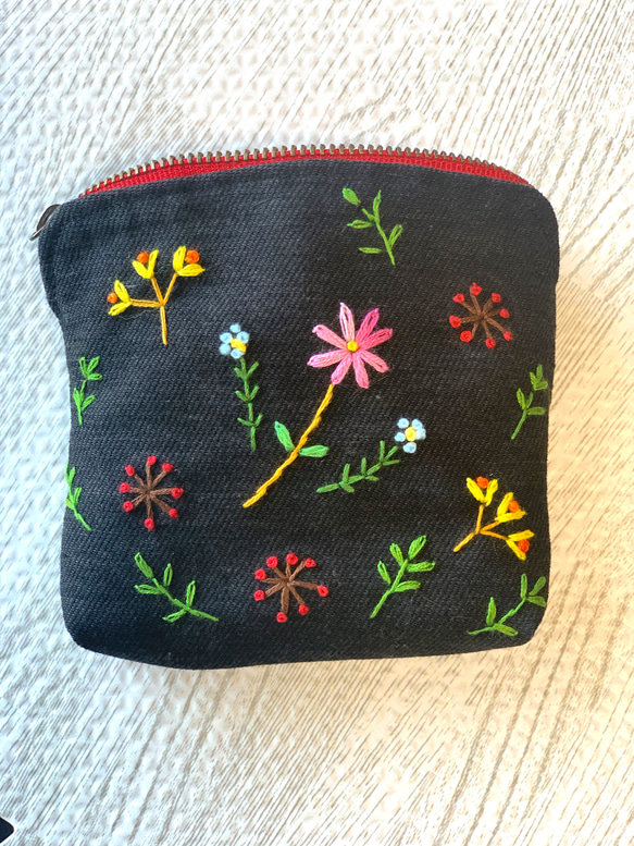 野の花刺繍のミニポーチ（黒） 2枚目の画像