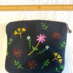 野の花刺繍のミニポーチ（黒） 4枚目の画像