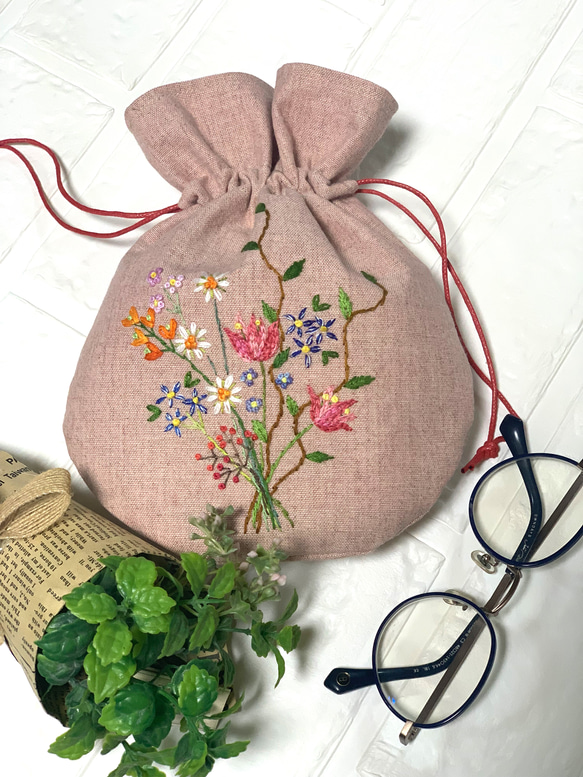 桃色の花刺繍の巾着 1枚目の画像