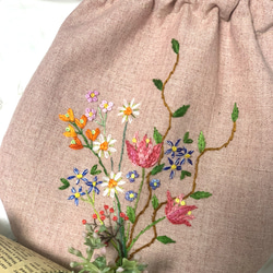 桃色の花刺繍の巾着 3枚目の画像