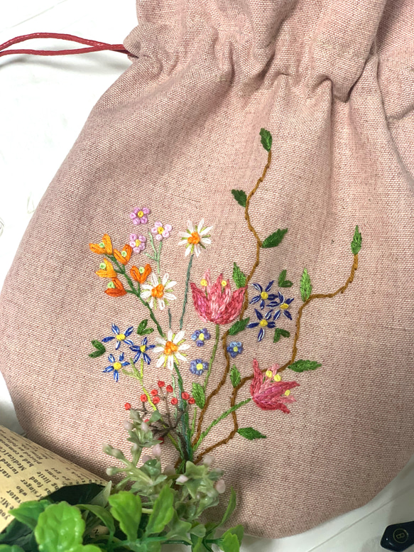 桃色の花刺繍の巾着 3枚目の画像