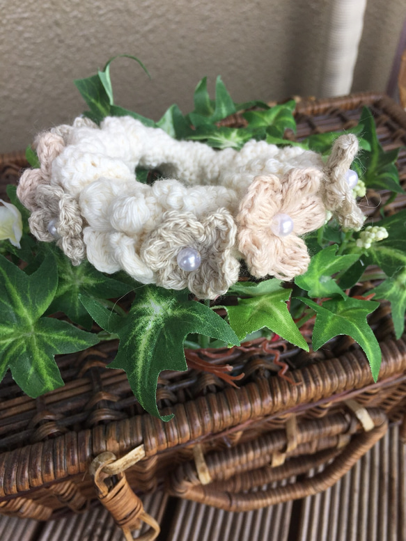 白い花のコットン糸のシュシュ 1枚目の画像