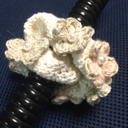 白い花のコットン糸のシュシュ 5枚目の画像