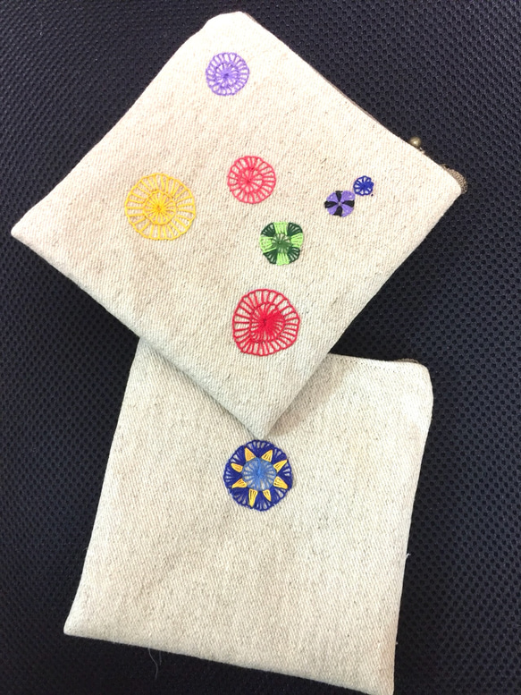 刺繍のぺったんこポーチ 1枚目の画像