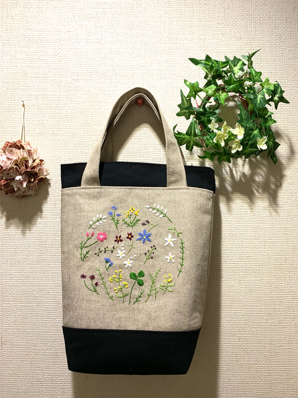 野の花刺繍のバケツトートバック 1枚目の画像