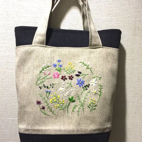 ☆クッキーです☆ 花いっぱいの野原の刺繍 ハンドメイドのトートバッグ 野の花刺繍のトートバック（クローバーと茶色） トートバッグ