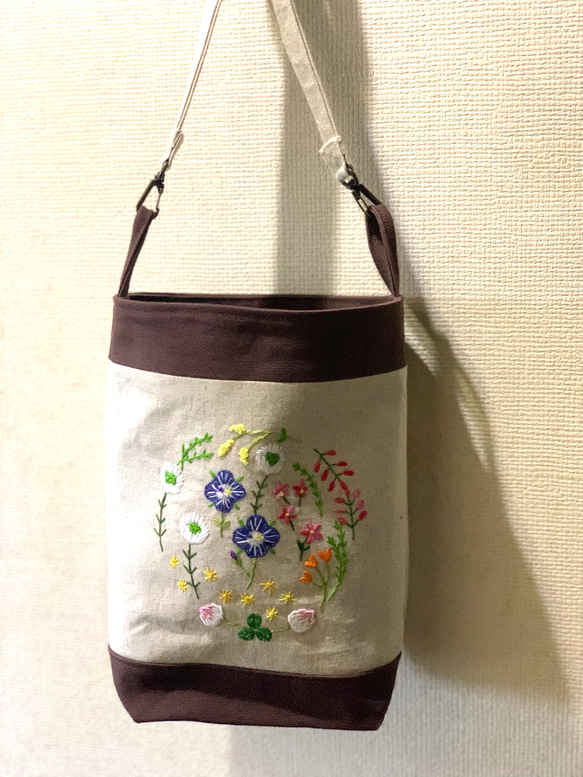 野の花刺繍のショルダーバック 1枚目の画像