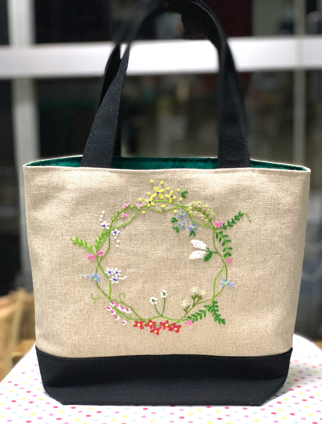 手刺繍入ちっちゃなぺたんこトートバック【こでまりリース】 手刺繍入ちっちゃなぺたんこトートバック【こでまりリース】 野の花