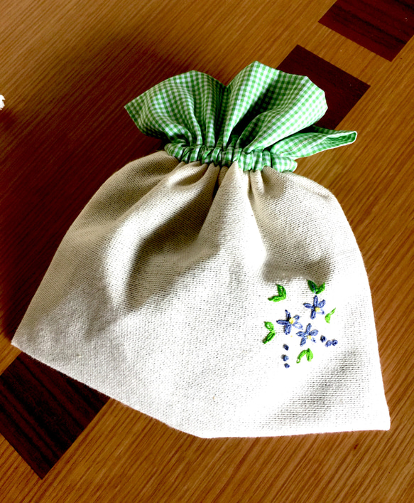 野の花刺繍の巾着袋 2枚目の画像