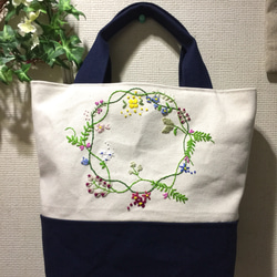野の花リースのトートバッグ（リースの花飾り）帆布タイプ 1枚目の画像