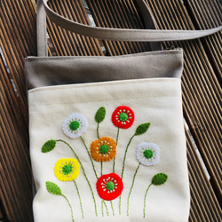 ワンショルダーバック　リネン✖️刺繍 かわいい小鳥♪手刺繍♪リネン♪ショルダーバッグ♪本革