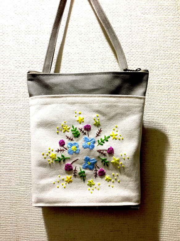 水色の花刺繍サコッシュ 1枚目の画像