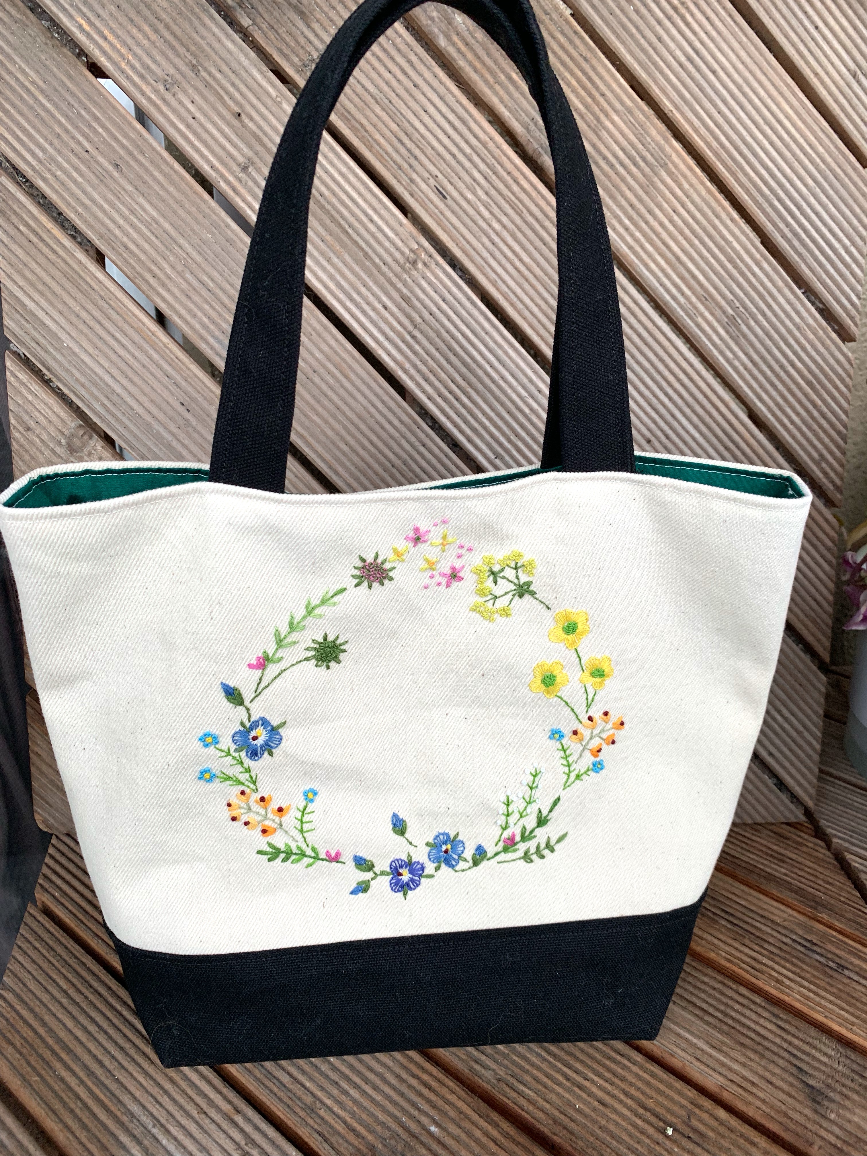 野の花刺繍のトートバック（オオイヌノフグリとキツネのボタン