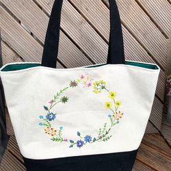 野の花刺繍のトートバック（オオイヌノフグリとキツネのボタン） 1枚目の画像