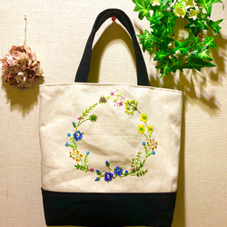 野の花刺繍のトートバック（オオイヌノフグリとキツネのボタン） 2枚目の画像