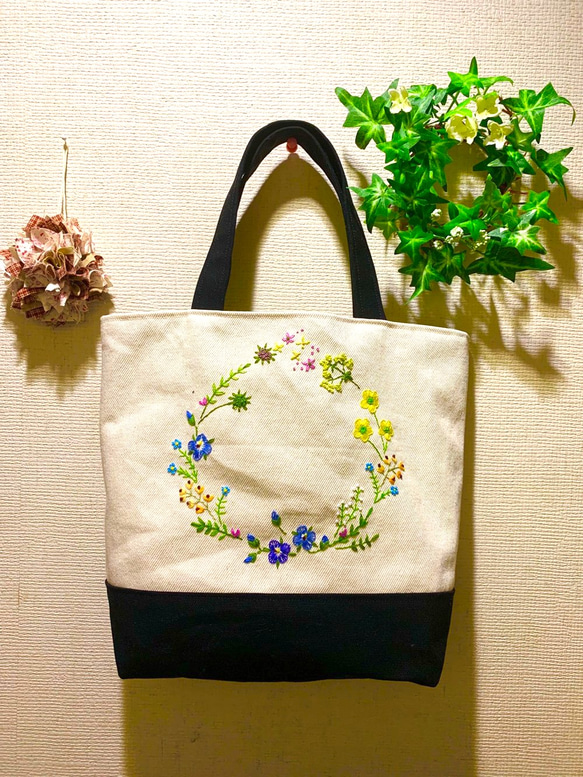 野の花刺繍のトートバック（オオイヌノフグリとキツネのボタン） 2枚目の画像
