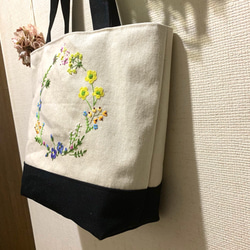 野の花刺繍のトートバック（オオイヌノフグリとキツネのボタン） 3枚目の画像