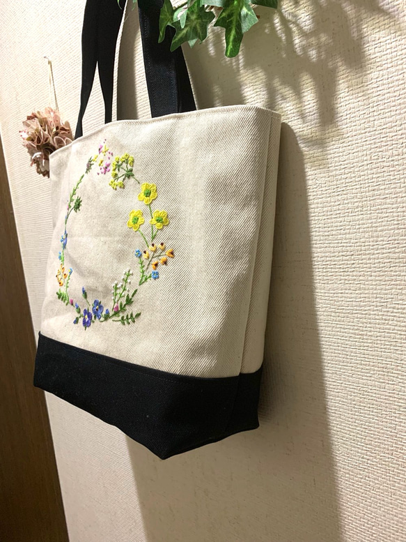 野の花刺繍のトートバック（オオイヌノフグリとキツネのボタン） 3枚目の画像