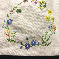 野の花刺繍のトートバック（オオイヌノフグリとキツネのボタン） 4枚目の画像