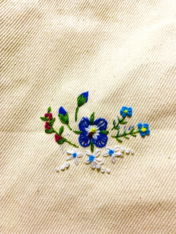野の花刺繍のトートバック（オオイヌノフグリとキツネのボタン） 5枚目の画像