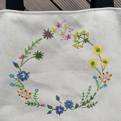 野の花刺繍のトートバック（オオイヌノフグリとキツネのボタン） 7枚目の画像