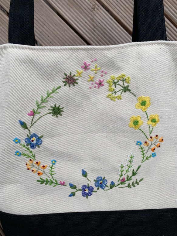 野の花刺繍のトートバック（オオイヌノフグリとキツネのボタン） 7枚目の画像