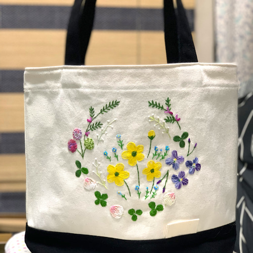 ハンドメイド刺繍トートバッグ ハンドメイド刺繍トートバッグ - メルカリ