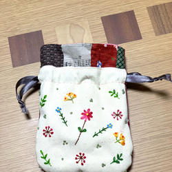 野の花刺繍のパッチワーク巾着 5枚目の画像