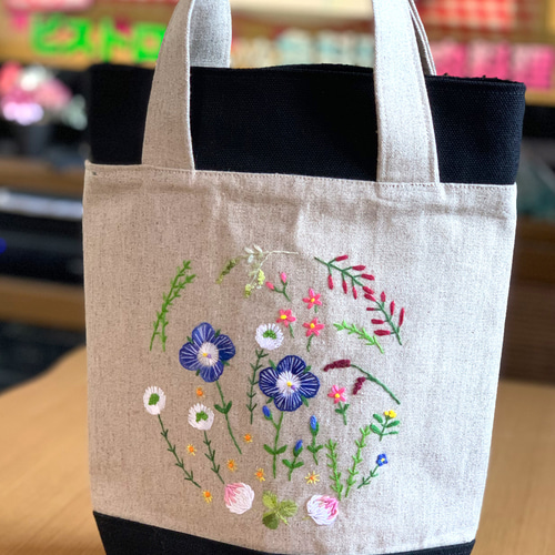 野の花刺繍のトートバック（オオイヌノフグリ） バケツバッグ 桃屋