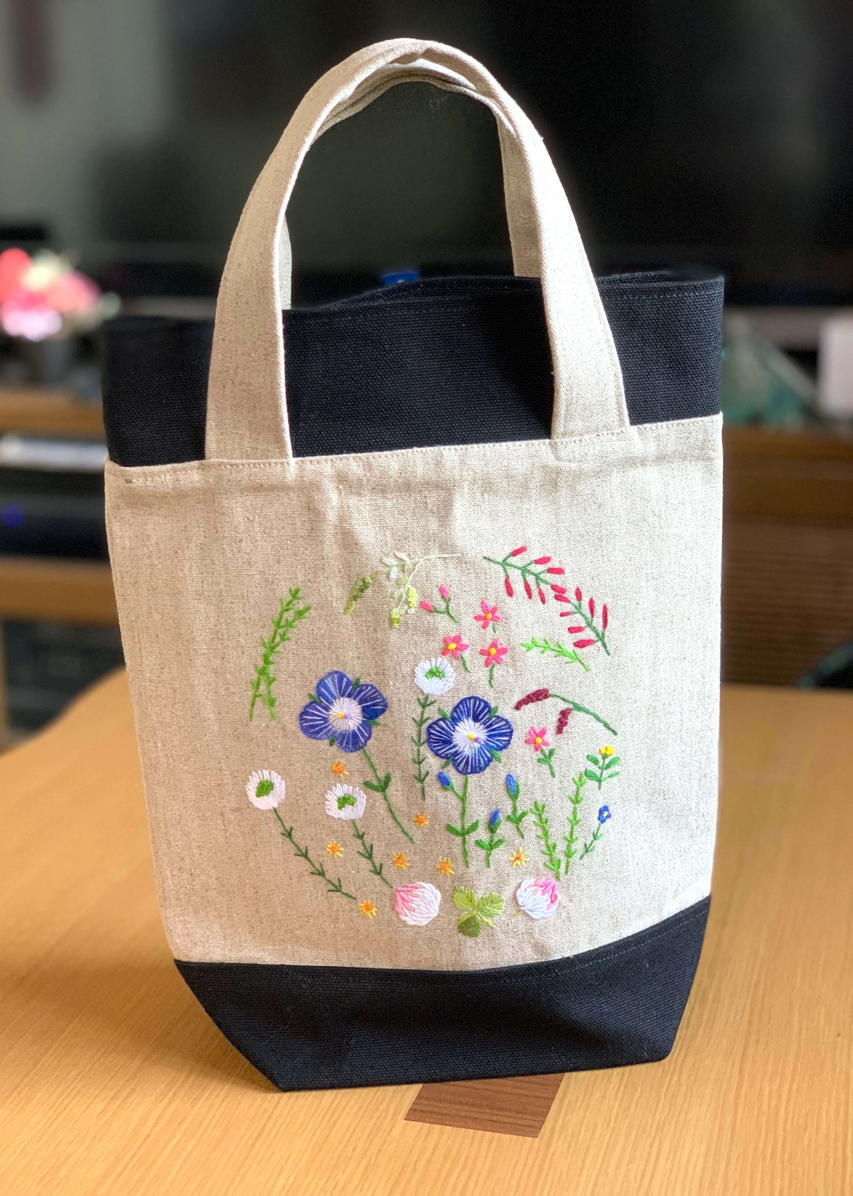 野の花刺繍のトートバック（オオイヌノフグリ）