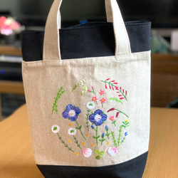 野の花刺繍のトートバック（オオイヌノフグリ） 1枚目の画像