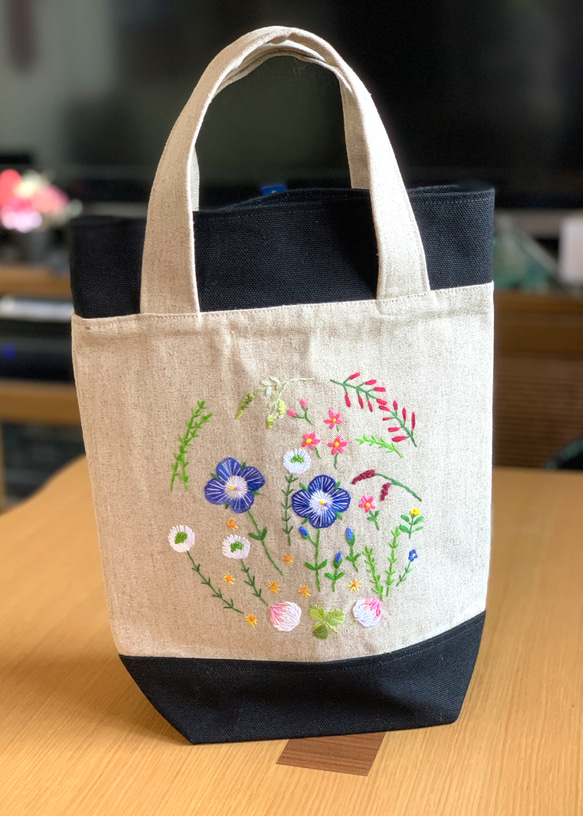 野の花刺繍のトートバック（オオイヌノフグリ） 1枚目の画像