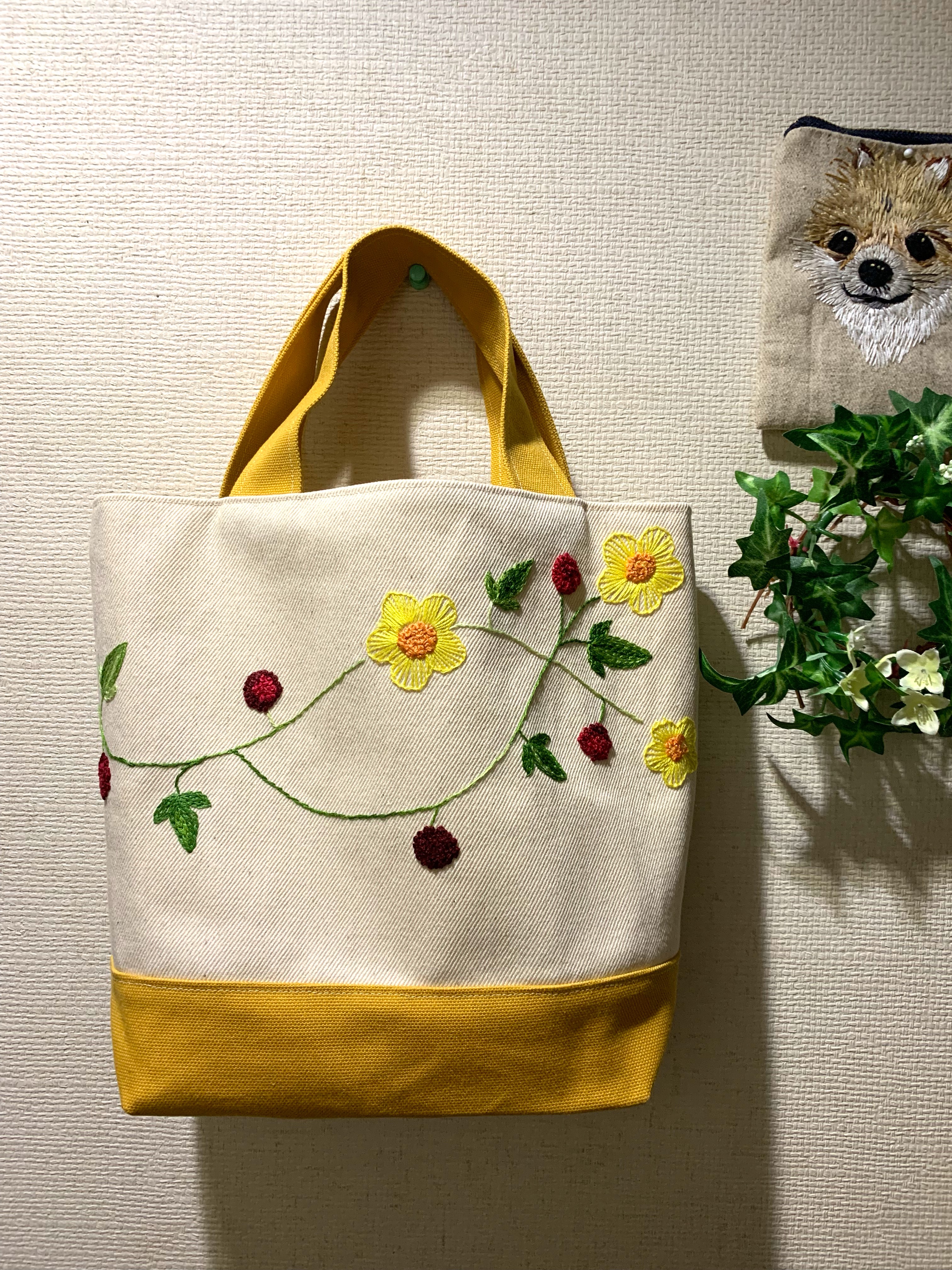 黄色の花と赤い実のトートバック（M）