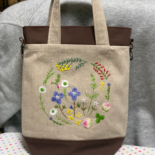 野の花刺繍の縦長トートバック（茶） トートバッグ 桃屋ぴちこ