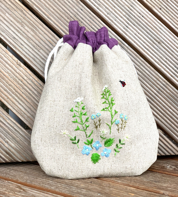 野の花刺繍の巾着袋（オオイヌノフグリとペンペン草） 2枚目の画像
