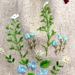 野の花刺繍の巾着袋（オオイヌノフグリとペンペン草） 4枚目の画像